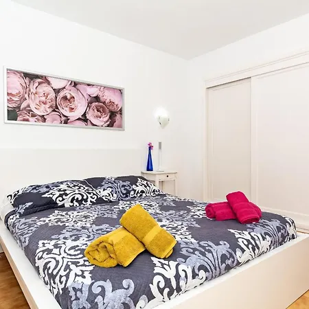 Casa Ayram - Private Terrace - Pool - 10 Min Walk Apartment *